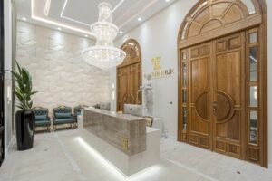 Porta em madeira maciça com sistema de abertura dupla, arco superior curvo e portal lateral com vidro fixo. Modelo exclusivo, produzido sob medida - Imagem 7