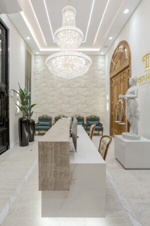 Porta em madeira maciça com sistema de abertura dupla, arco superior curvo e portal lateral com vidro fixo. Modelo exclusivo, produzido sob medida - Imagem 8