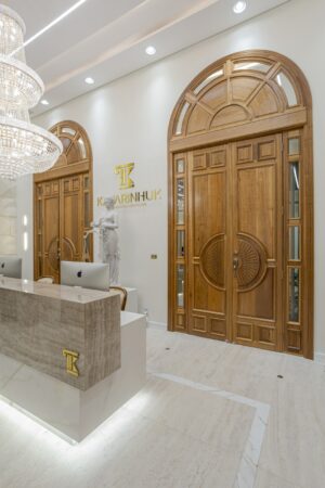 Porta em madeira maciça com sistema de abertura dupla, arco superior curvo e portal lateral com vidro fixo. Modelo exclusivo, produzido sob medida - Imagem 9