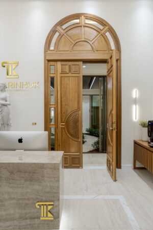 Porta em madeira maciça com sistema de abertura dupla, arco superior curvo e portal lateral com vidro fixo. Modelo exclusivo, produzido sob medida - Imagem 11