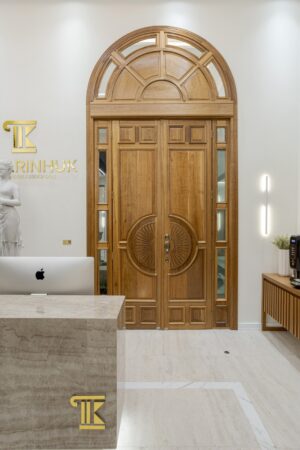 Porta em madeira maciça com sistema de abertura dupla, arco superior curvo e portal lateral com vidro fixo. Modelo exclusivo, produzido sob medida - Imagem 10