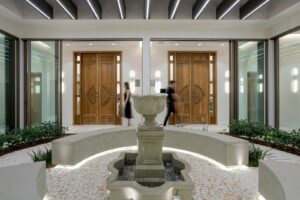 Porta em madeira maciça com sistema de abertura dupla, arco superior curvo e portal lateral com vidro fixo. Modelo exclusivo, produzido sob medida - Imagem 12