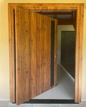 Porta pivotante em ACM Wood Ambar com puxador cava preto - Imagem 2