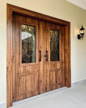 Porta com sistema de abertura dupla com grade de ferro