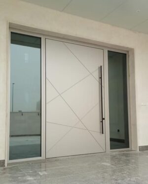 Porta pivotante em ACM modelo BBB com portal duplo lateral com vidro