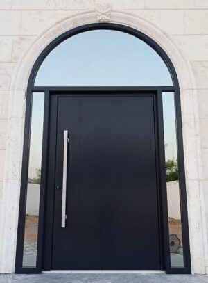 Porta pivotante em ACM com bandeira superior em arco, destacando o design arquitetônico - Imagem 2