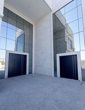 Porta pivotante em ACM com frisos verticais decorativos - Imagem 2