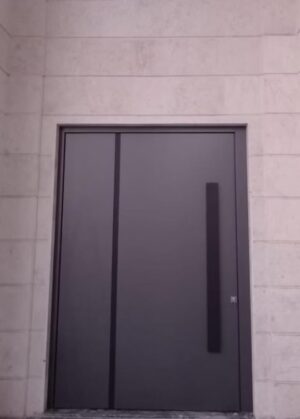 Porta pivotante em ACM com friso vertical preto