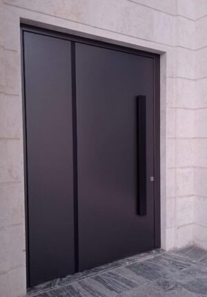 Porta pivotante em ACM com friso vertical preto - Imagem 2