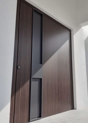 Porta pivotante em ACM com puxador cava especial