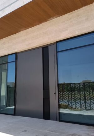 Porta pivotante em ACM com puxador cava especial