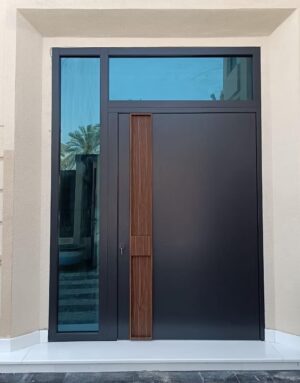 Porta pivotante em ACM com puxador cava especial, portal e bandeira em vidro