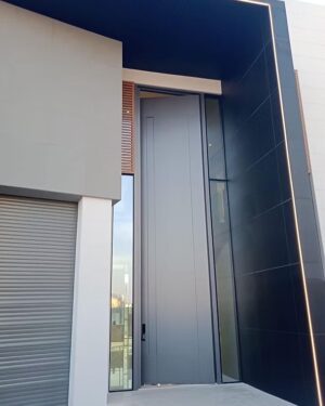 Porta pivotante em ACM com puxador cava