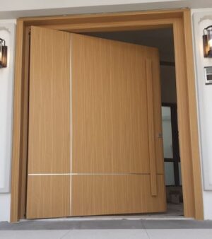 Porta pivotante em ACM, com frisos decorativos - Imagem 2