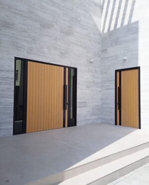 Porta pivotante em ACM com puxador cava especial