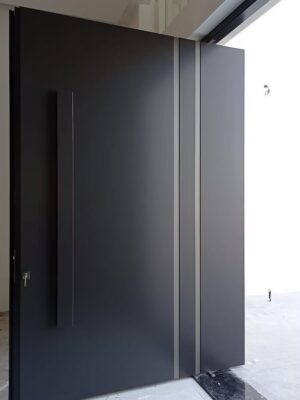 Porta pivotante em ACM com frisos verticais decorativos - Imagem 3