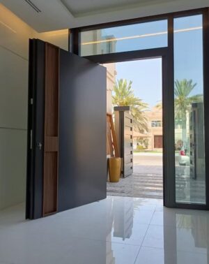 Porta pivotante em ACM com puxador cava especial, portal e bandeira em vidro - Imagem 2