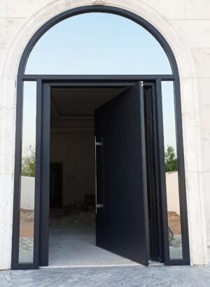 Porta pivotante em ACM com bandeira superior em arco, destacando o design arquitetônico - Imagem 3