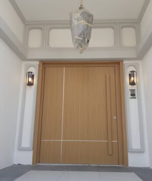 Porta pivotante em ACM, com frisos decorativos - Imagem 3