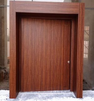 Porta pivotante em ACM com revestimento completo