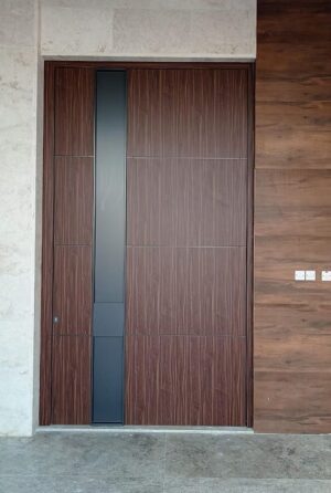 Porta pivotante em ACM com puxador cava especial