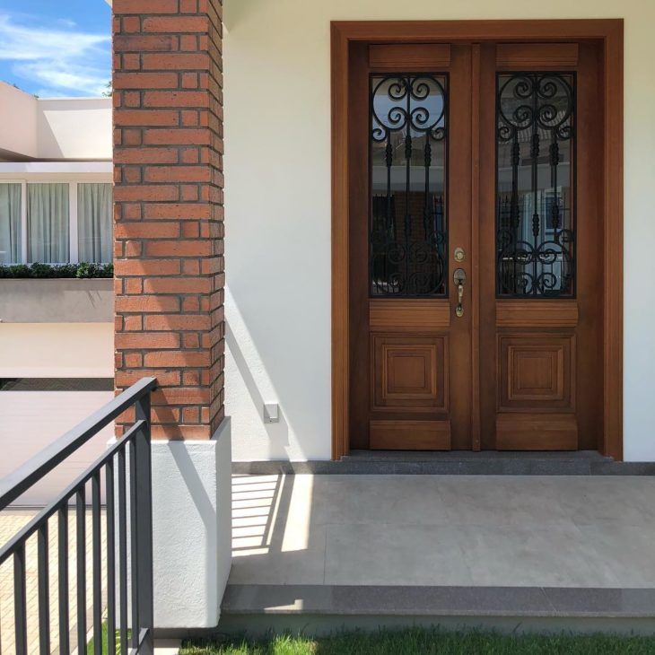 cfcc90b23451eff1d56d1fdc114950c3 Porta com sistema de abertura dupla, com grade de ferro integrada na folha - Imagem 1