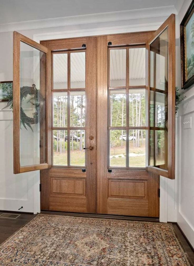 dcaa5ab1eb203f5fc9b0f13706e76181 Porta com sistema de abertura dupla com vidro quadriculado - Imagem 1