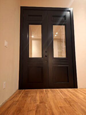 Porta em ACM com sistema de abertura dupla, modelo colonial, com grade de ferro e acabamento sofisticado - Imagem 4