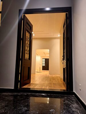 Porta em ACM com sistema de abertura dupla, modelo colonial, com grade de ferro e acabamento sofisticado - Imagem 3