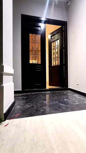 Porta em ACM com sistema de abertura dupla, modelo colonial, com grade de ferro e acabamento sofisticado - Imagem 2