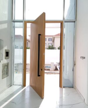 Porta pivotante em ACM modelo ripado vertical - Imagem 2