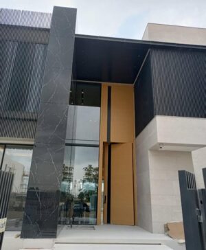 Porta pivotante em ACM com puxador cava e banderia superior fixa - Imagem 2