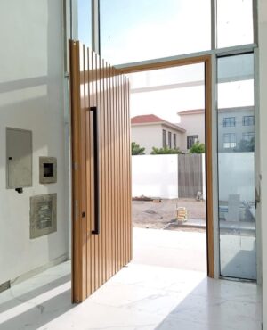 Porta pivotante em ACM modelo ripado vertical