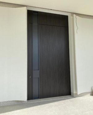 Porta pivotante em ACM modelo ripado vertical com puxador cava especial - Imagem 2