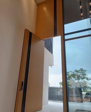 Porta pivotante em ACM com puxador cava e banderia superior fixa - Imagem 3