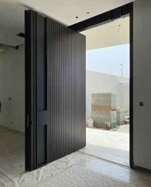 Porta pivotante em ACM modelo ripado vertical com puxador cava especial