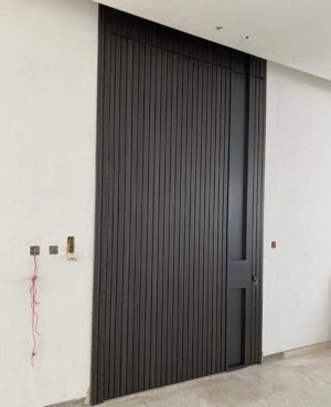 Porta pivotante em ACM modelo ripado vertical com puxador cava especial - Imagem 3