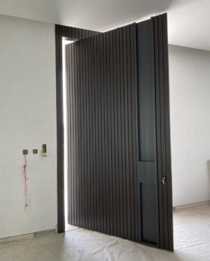 Porta pivotante em ACM modelo ripado vertical com puxador cava especial - Imagem 4