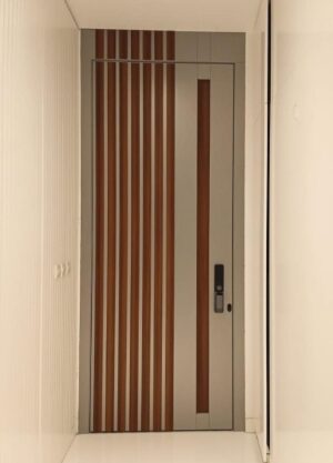 Porta em ACM com puxador cava especial detalhes ripado vertical