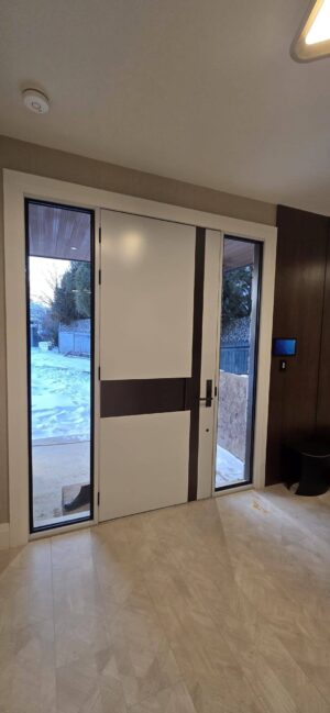 Porta em ACM bicolor (branco interno e madeirado externo), com puxador em ferro e design moderno, acompanhada de portal duplo lateral com vidro - Imagem 3