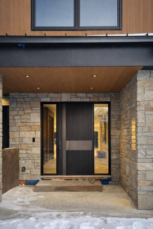 Porta em ACM bicolor (branco interno e madeirado externo), com puxador em ferro e design moderno, acompanhada de portal duplo lateral com vidro - Imagem 2