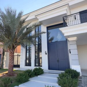 Porta com sistema de abertura dupla, modelo neoclássico, com vidro superior que proporciona sofisticação, iluminação natural e um acabamento de alto padrão - Imagem 3