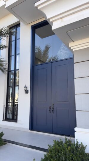 Porta com sistema de abertura dupla, modelo neoclássico, com vidro superior que proporciona sofisticação, iluminação natural e um acabamento de alto padrão