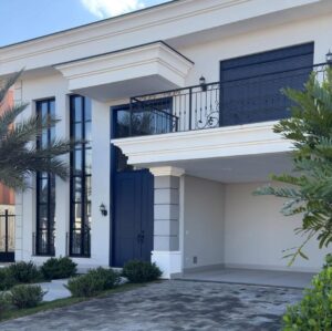 Porta com sistema de abertura dupla, modelo neoclássico, com vidro superior que proporciona sofisticação, iluminação natural e um acabamento de alto padrão - Imagem 4